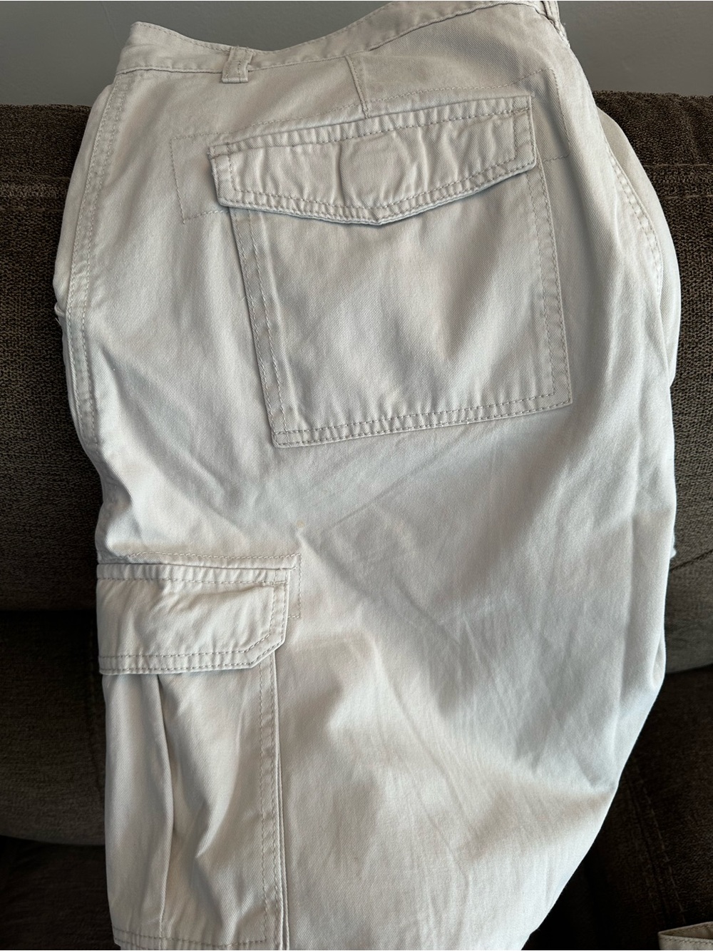 Men’s Off-White Cargo Shorts with Pocket Flap Detail